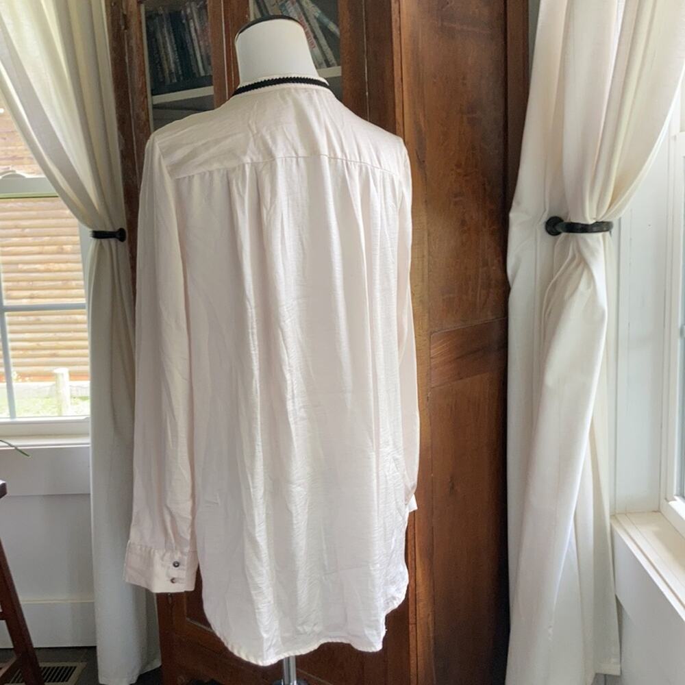 H&M Ivory Blouse W/Black Trim, Size 8 - Picture 5 of 11